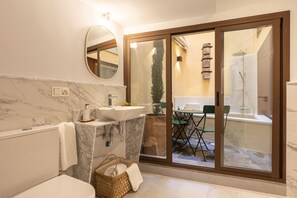 Angeles 6-1 | Bathroom | Shower, hair dryer, bidet, towels - Angeles 6- Giralda Luxury by Valcambre (Seville)