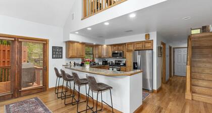 The Redwood Soiree, Hot tub, fast Wi-Fi, gym, arcade room and more