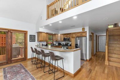 The Redwood Soiree, Hot tub, fast Wi-Fi, gym, arcade room and more