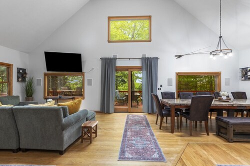 The Redwood Soiree, Hot tub, fast Wi-Fi, gym, arcade room and more