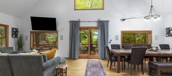 The Redwood Soiree, Hot tub, fast Wi-Fi, gym, arcade room and more