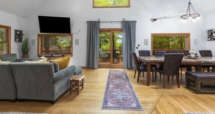 The Redwood Soiree, Hot tub, fast Wi-Fi, gym, arcade room and more