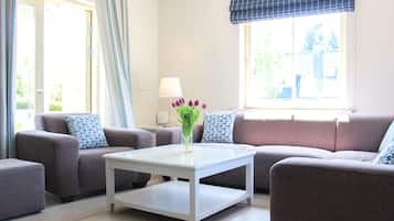 Una televisión, una chimenea