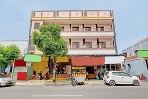 Vista frontal de la propiedad