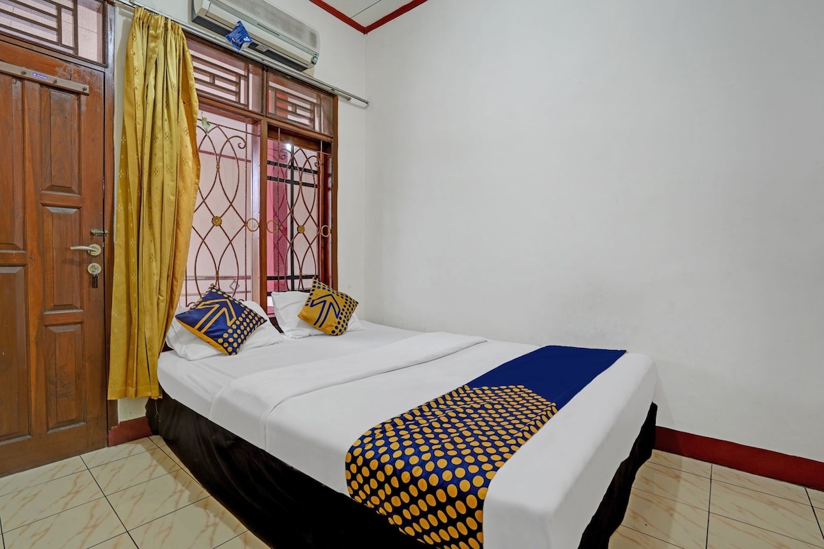 Laptop workspace, WiFi (free), bed sheets