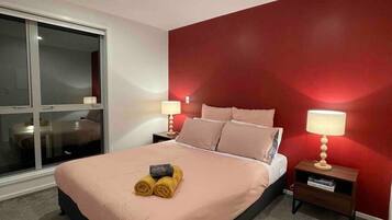 2 bedrooms, desk, iron/ironing board, WiFi