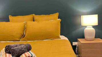 2 bedrooms, desk, iron/ironing board, WiFi