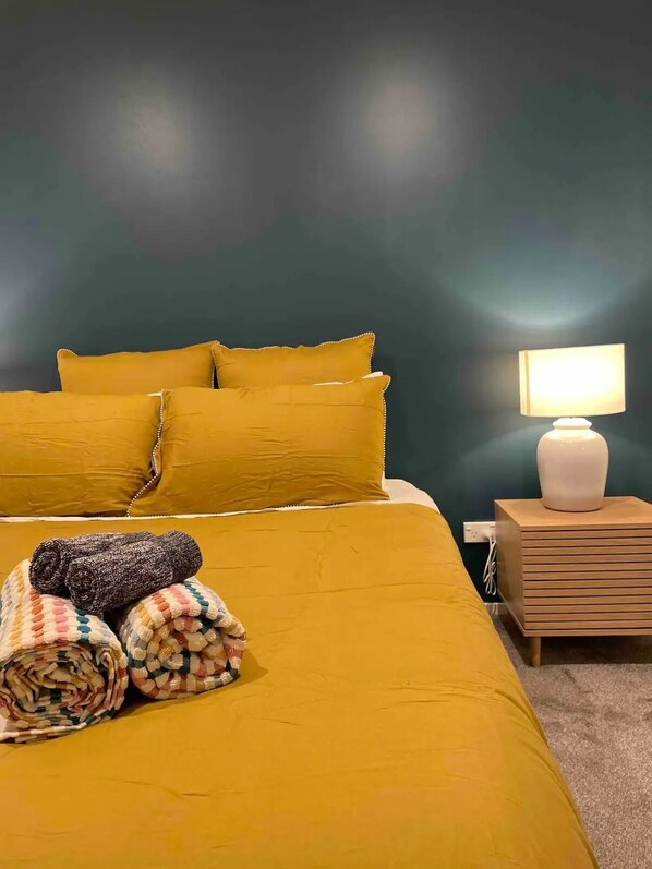 2 bedrooms, desk, iron/ironing board, WiFi - Inner City Luxury 2 Bedroom CBD Townhouse (Christchurch)