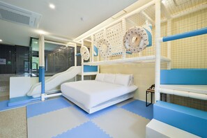 A child-friendly room with a bed, play area, and safety netting. - DOAN KIDS HOTEL (Yangsan)