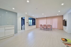 Big Pent Pool Room | Living area | TV - DOAN KIDS HOTEL (Yangsan)