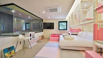 Pinky Pinky Indians Pool Room | 1 bedroom, soundproofing, free WiFi