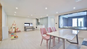 Big Pent Pool Room | リビング エリア | テレビ