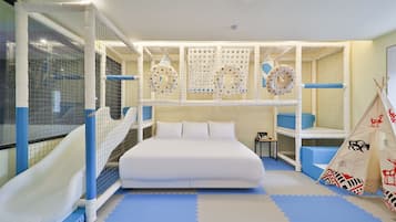 Blue Saurus Pool room | 1 bedroom, soundproofing, free WiFi
