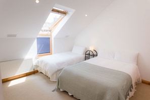 2 bedrooms, bed sheets - Kilkee Townhouse (Kilkee)