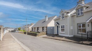 A row of residential houses with a clear sky. - Kilkee Townhouse (Kilkee)