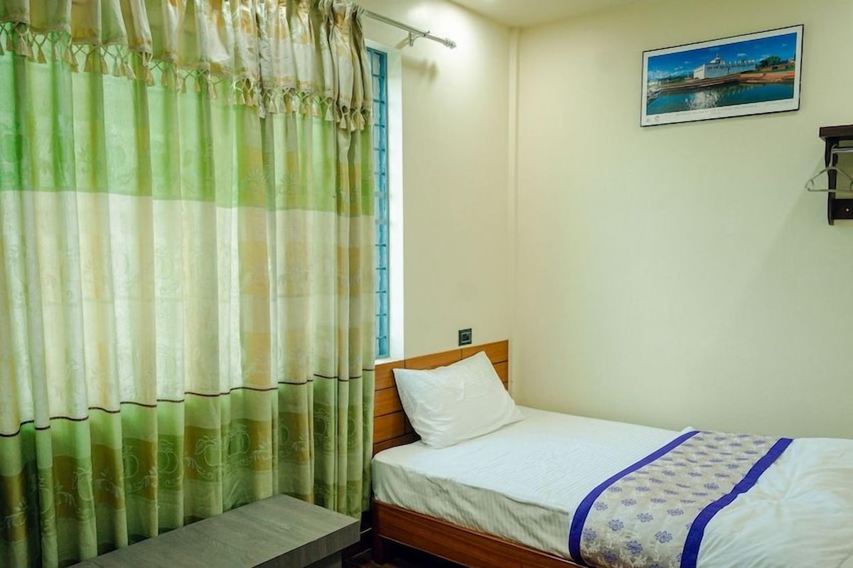 Select Comfort beds, desk, laptop workspace, WiFi (free)