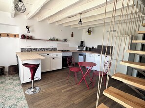 Fridge, microwave, oven, stovetop - A little farmer's cottage (Aromas)