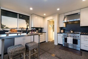 Réfrigérateur, four, plaque de cuisson, lave-vaisselle