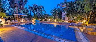 600 meters away from the sea, private pool, lush garden