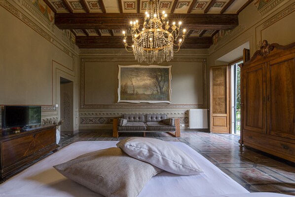 11 bedrooms, iron/ironing board, free WiFi, bed sheets