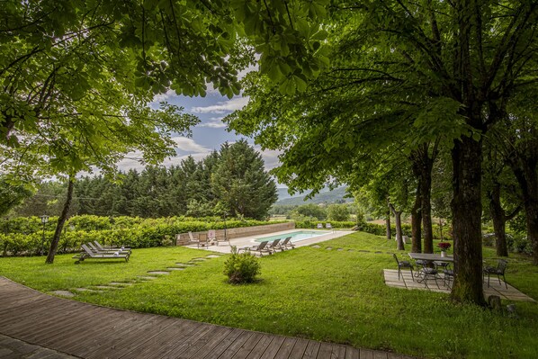 Outdoor dining - The Arboretum (Toscana)