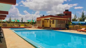 Una piscina al aire libre