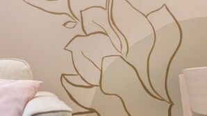 Un mur orné d ’un simple dessin linéaire représentant une fleur.