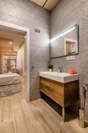 Eco-friendly toiletries, hair dryer, towels - Gardens '02 Asian Soul' by Art Lofts (València)