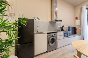 Micro-ondes, plaque de cuisson, cafetière/bouilloire, grille-pain