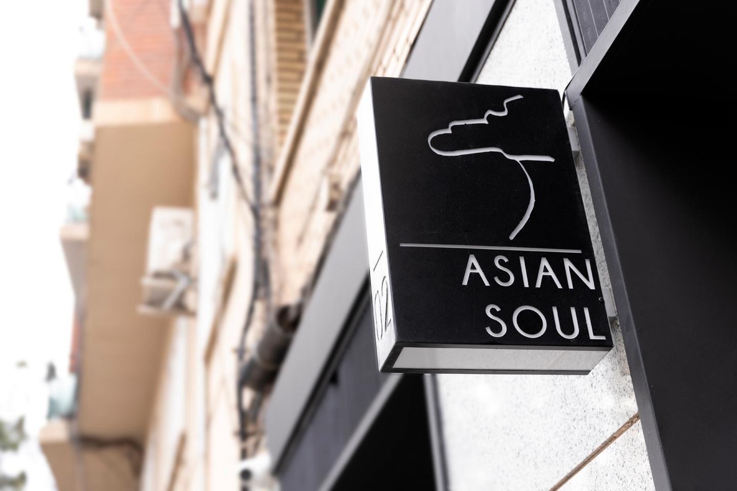 Un letrero con el texto 'ASIAN SOUL' en la fachada de un edificio.