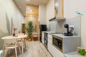 Micro-ondes, plaque de cuisson, cafetière/bouilloire, grille-pain