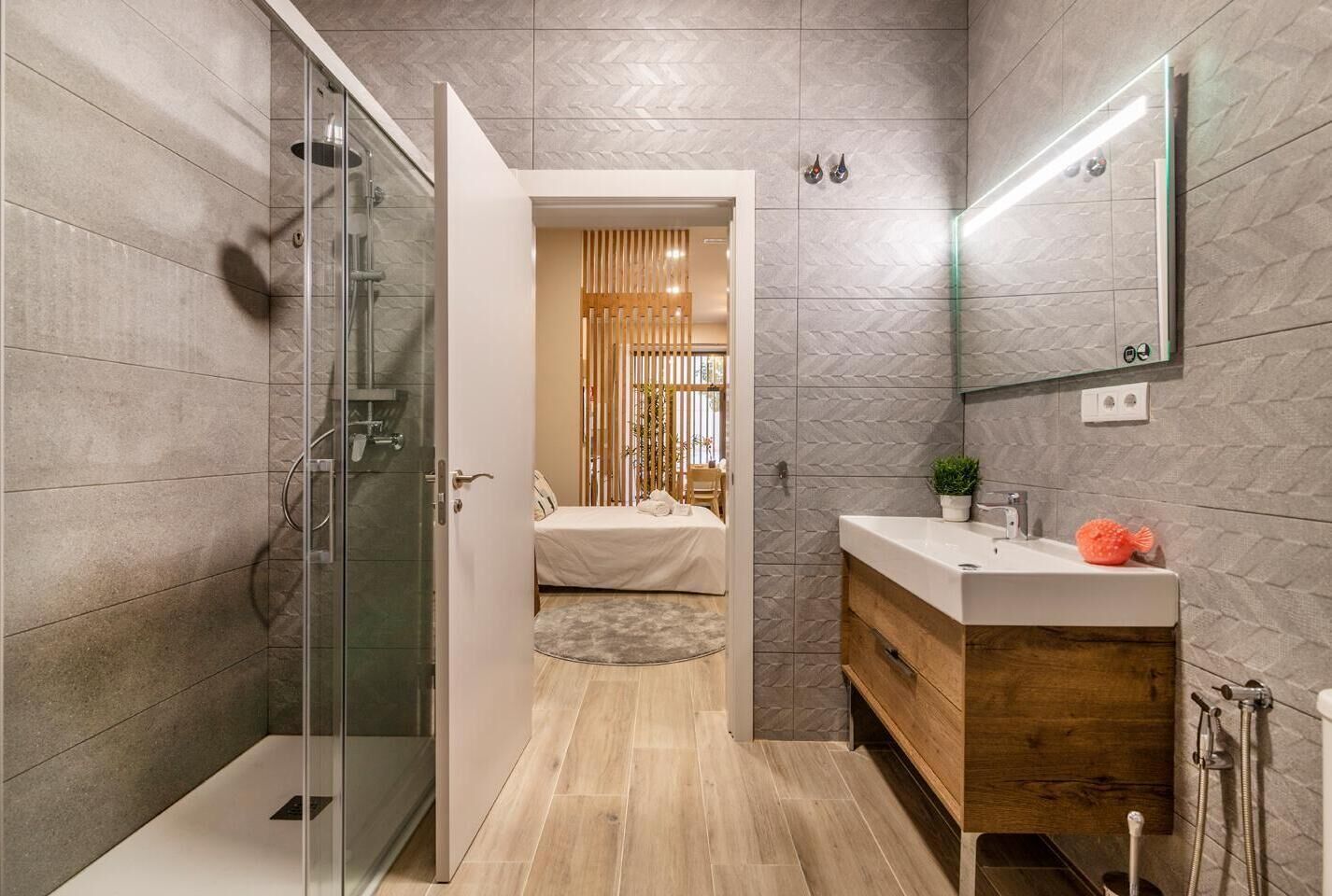 Milieuvriendelijke toiletartikelen, een haardroger, handdoeken