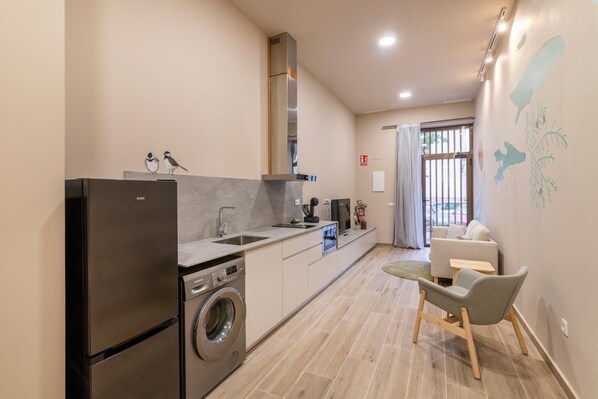 Mikrobølgeovn, kokeplater, kaffetrakter/tekoker og brødrister