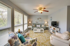 House (1 Bedroom) | Interior - Cozy Lake Cabin w/ Dock in Hot Springs Nat'l Park (Hot Springs)