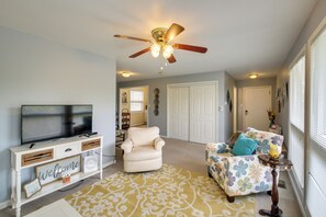 House (1 Bedroom) | Interior - Cozy Lake Cabin w/ Dock in Hot Springs Nat'l Park (Hot Springs)