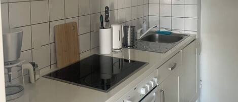 Fridge, oven, stovetop, coffee/tea maker