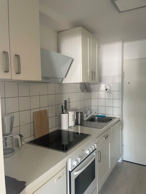 Køleskab, ovn, kogeplade, kaffe-/temaskine