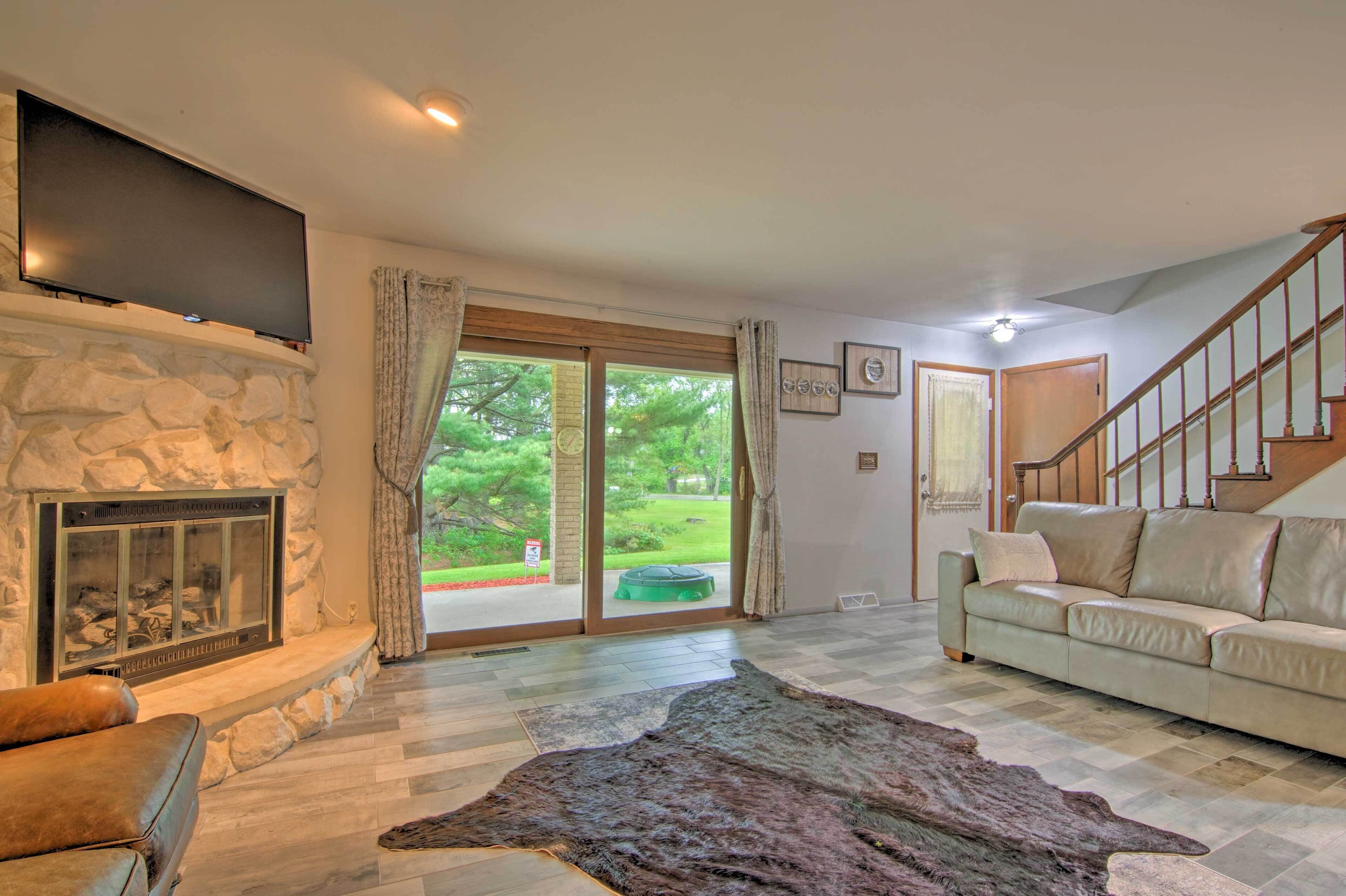 Inviting Twin Lakes Home w/ Indoor + Outdoor Bars!