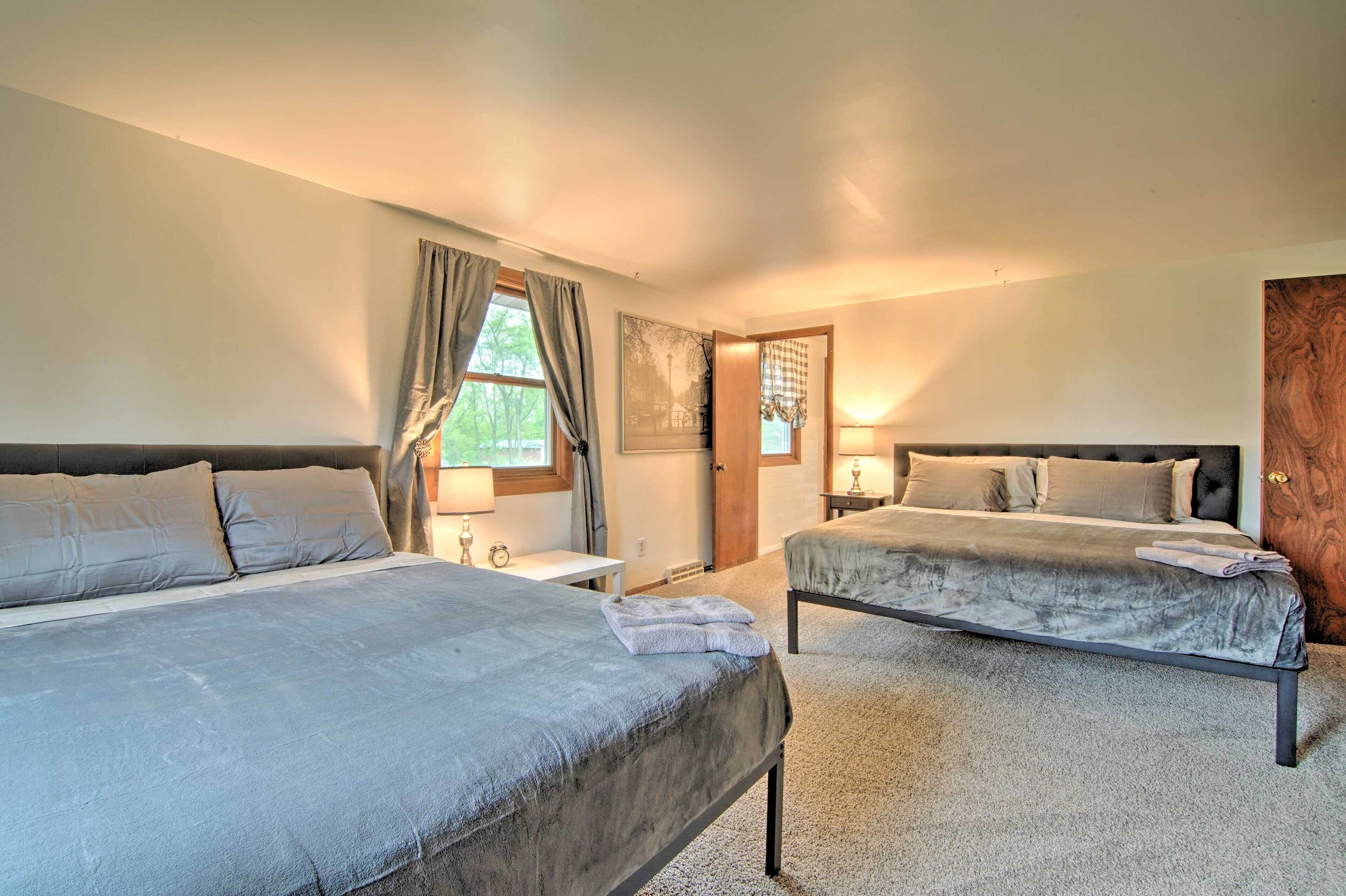 Inviting Twin Lakes Home w/ Indoor + Outdoor Bars!