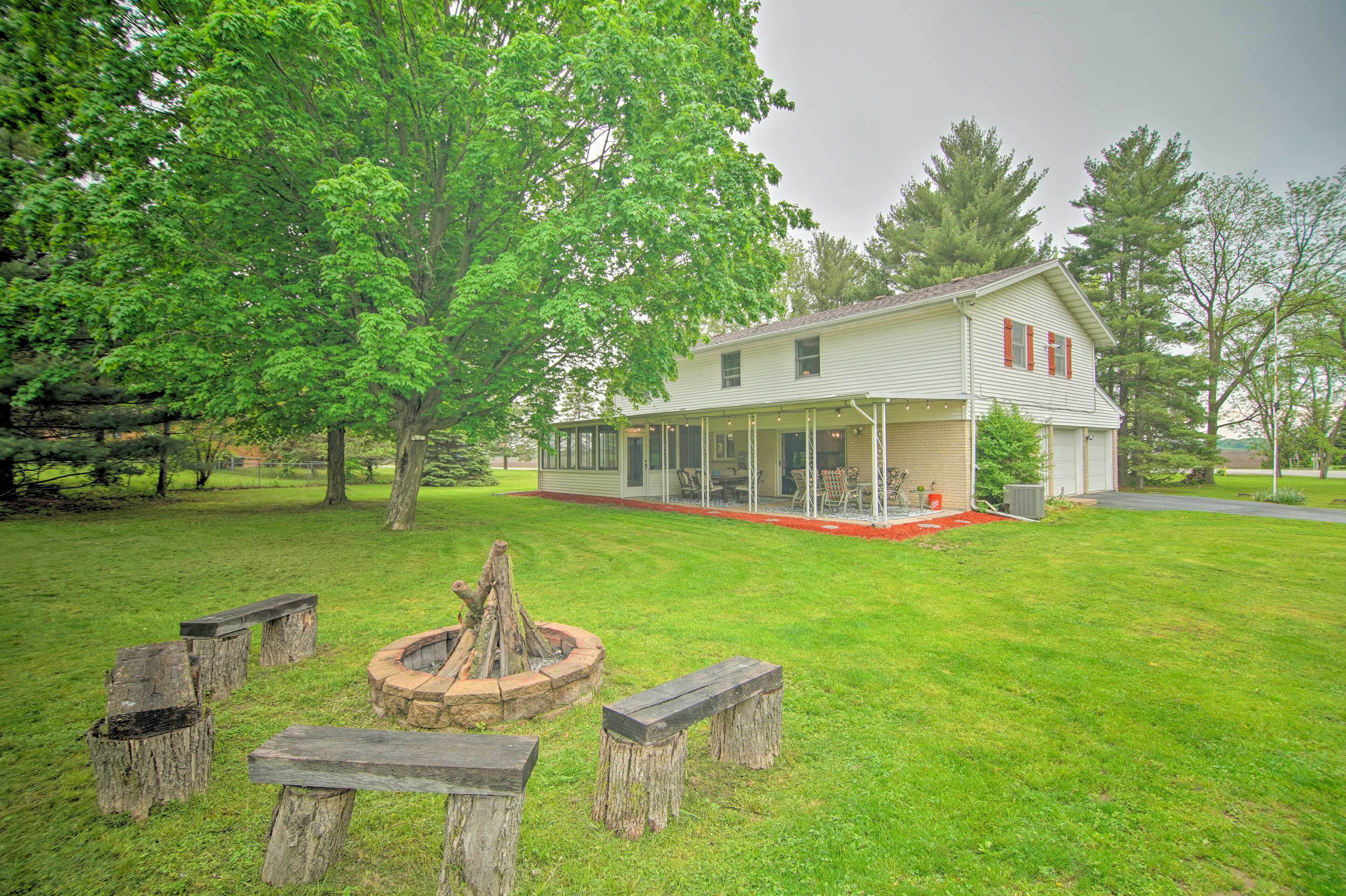Inviting Twin Lakes Home w/ Indoor + Outdoor Bars!