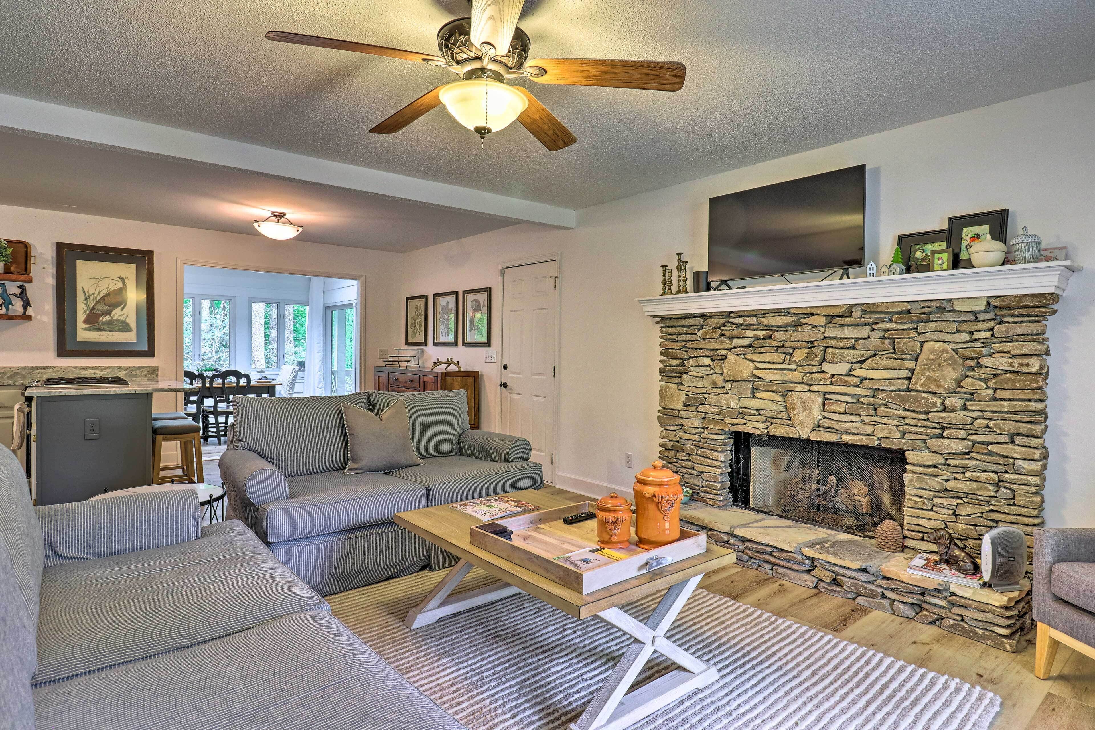 Highlands Cottage w/ Sunroom ~ 1 Mile to Downtown!