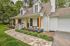 House (3 Bedrooms) | Interior - Highlands Cottage w/ Sunroom ~ 1 Mile to Downtown! (Highlands)