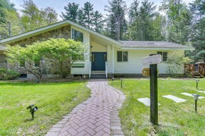 Apartment (2 Bedrooms) | Interior - Charming Swan Lake Apartment w/ Deck! (Swan Lake)