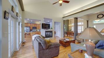 House (6 Bedrooms) | Interior