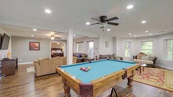 House (6 Bedrooms) | Interior