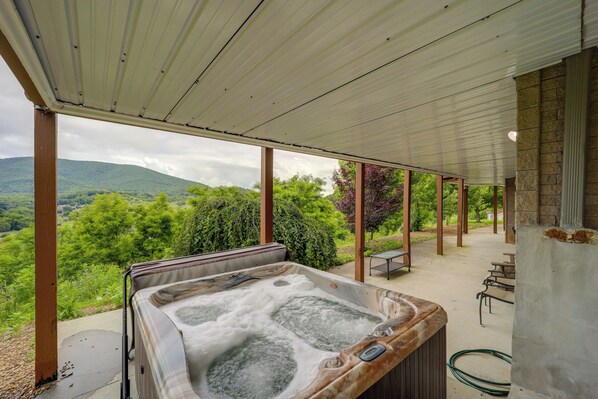 House (6 Bedrooms) | Interior - Classy Home w/ Hot Tub + Mt. Jefferson Views! (West Jefferson)