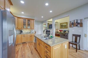 House (6 Bedrooms) | Interior - Classy Home w/ Hot Tub + Mt. Jefferson Views! (West Jefferson)