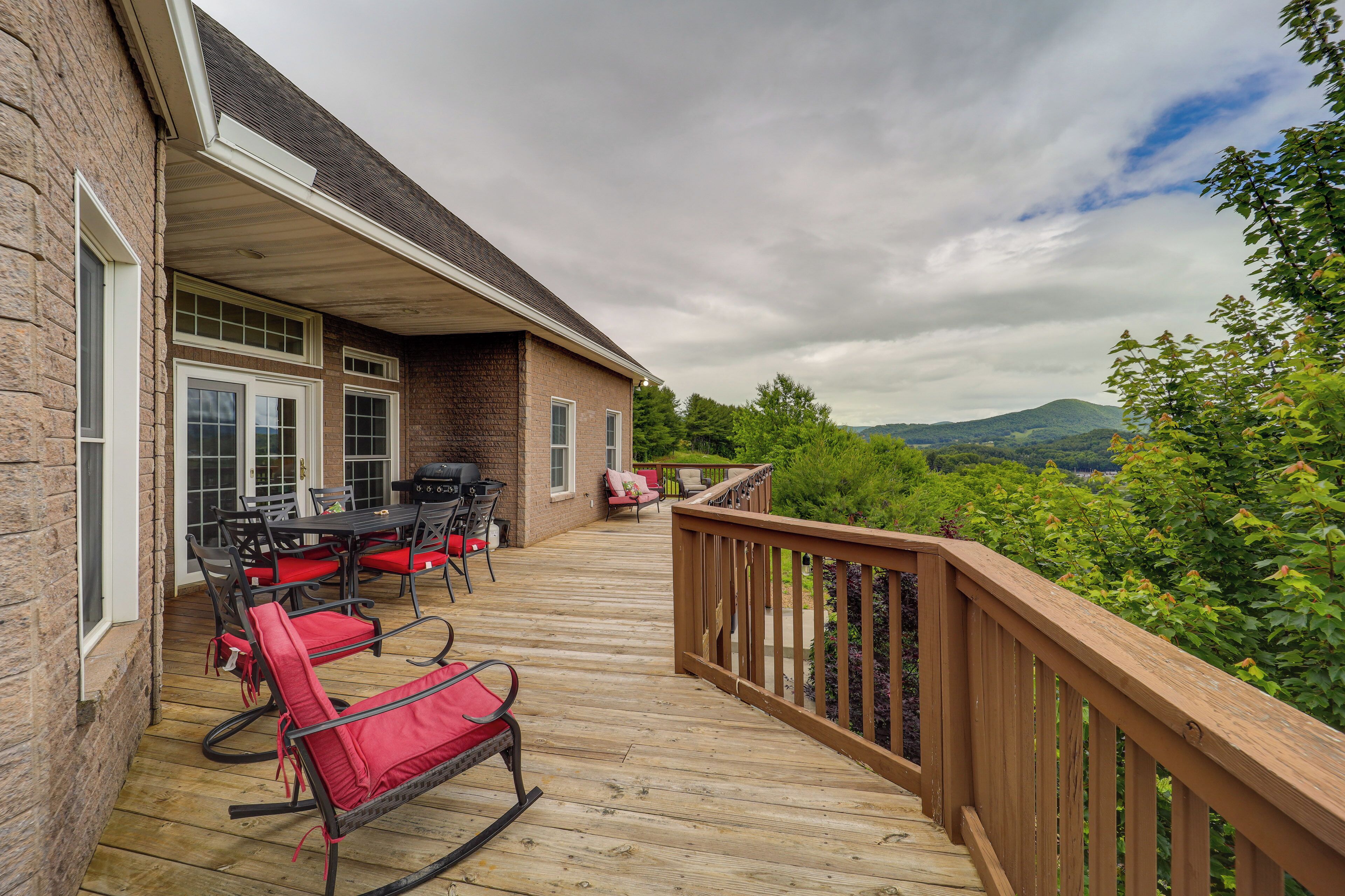 Classy Home w/ Hot Tub + Mt. Jefferson Views!