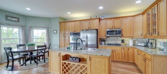 Classy Home w/ Hot Tub + Mt. Jefferson Views!