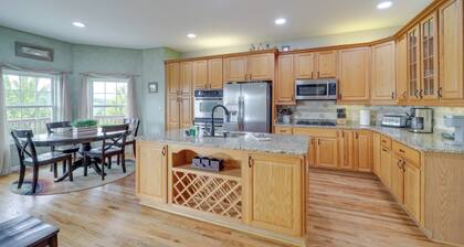 Classy Home w/ Hot Tub + Mt. Jefferson Views!